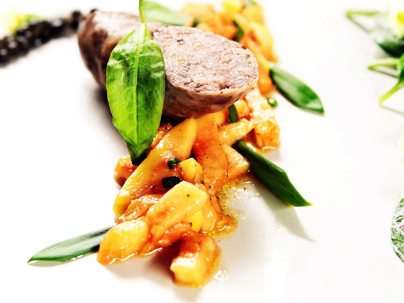 Rinderbratwurst mit Papaya und Spinat