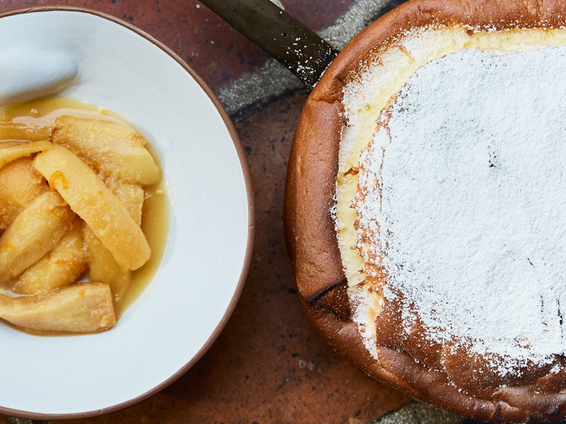 Luftig leicht wie ein Soufflé ist der frische Rahmschmarren, wenn er aus dem Ofen kommt. Wichtig ist nur, dass er keine Zeit bekommt auszukühlen.