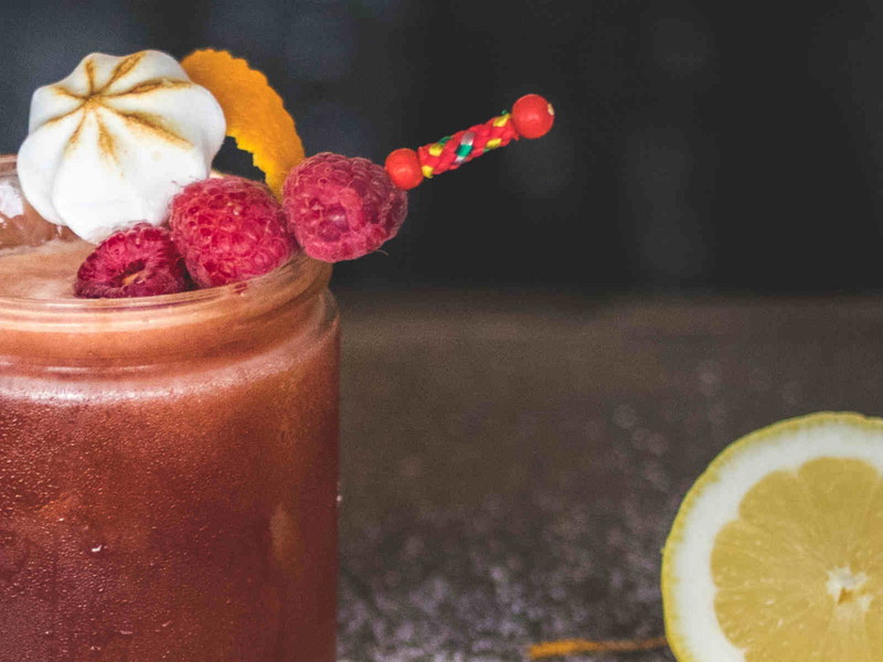 Die fruchtige Note kommt durch Himbeeren in den Drink.