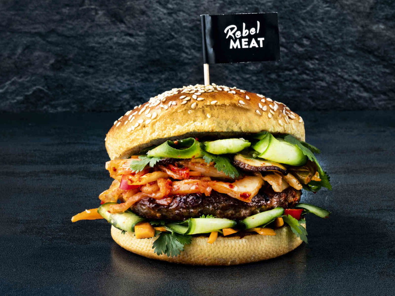 Der Burger enthält weniger Fleisch, dafür aber Pilze.