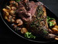 Cosciotto di cervo arrosto con funghi porcini e patate al rosmarino