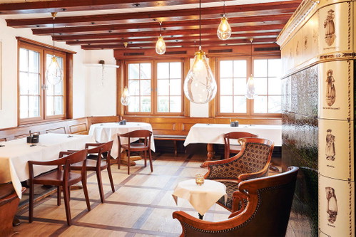 «Restaurant Tobias Buholzer», Rüschlikon: In dem Restaurant in der «Rose Rüschlikon» kocht Tobias Buholzer kulinarische Köstlichkeiten auf Sterne-Niveau: Das vegetarische oder vegane Menü wird in fünf Gängen serviert – besteht allerdings aus insgesamt zehn Gerichten, da der Chefkoch vor jeder Kreation noch eine Einstimmung auftragen lässt.
die-rose.ch