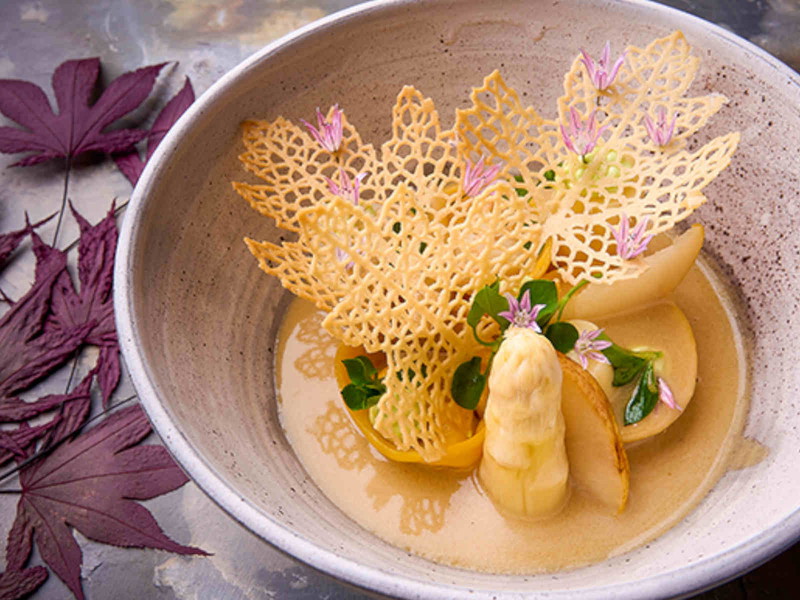 Der Ahornsirup (»Very dark«), verarbeitet bei der Birne und den Hippen, passt perfekt zum Spargel.