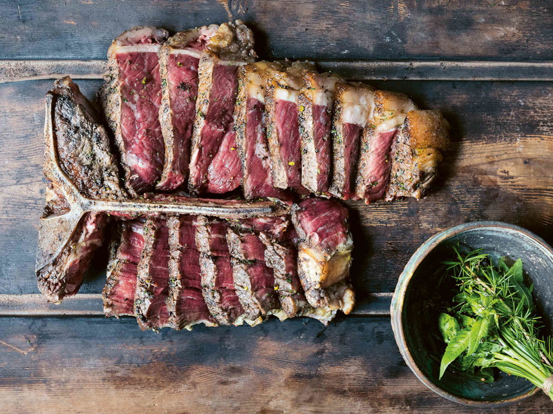 Niederkofler gart das Fleisch auf dem Grill.