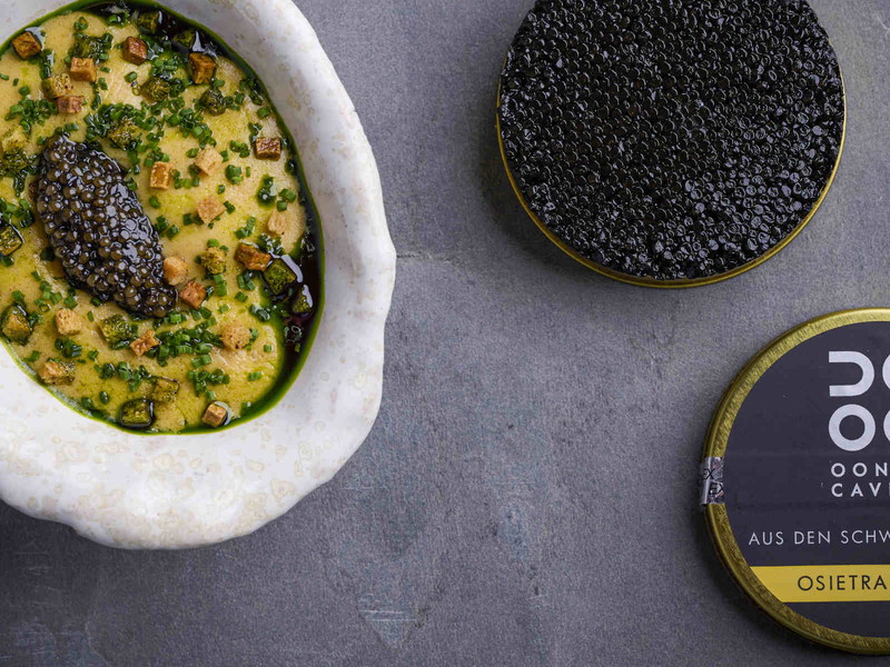 Irka ergänzt zu den Felsenaustern den Oona Caviar »Osietra Carat«.