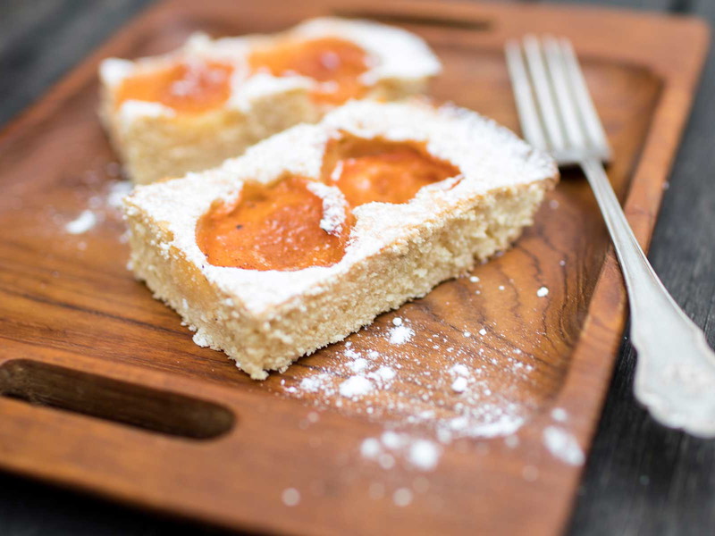 Der saftige Marillenkuchen ist im Handumdrehen fertig.