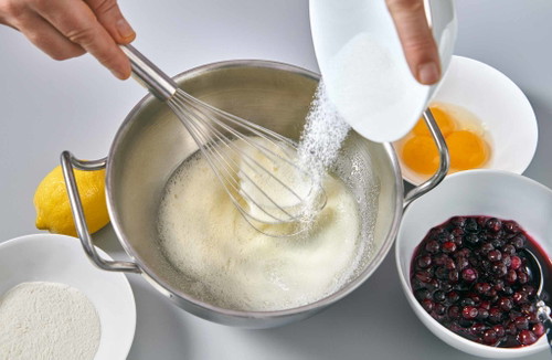 Die Eiweiße mit der Prise Salz und dem Feinkristallzucker zu Schnee schlagen
