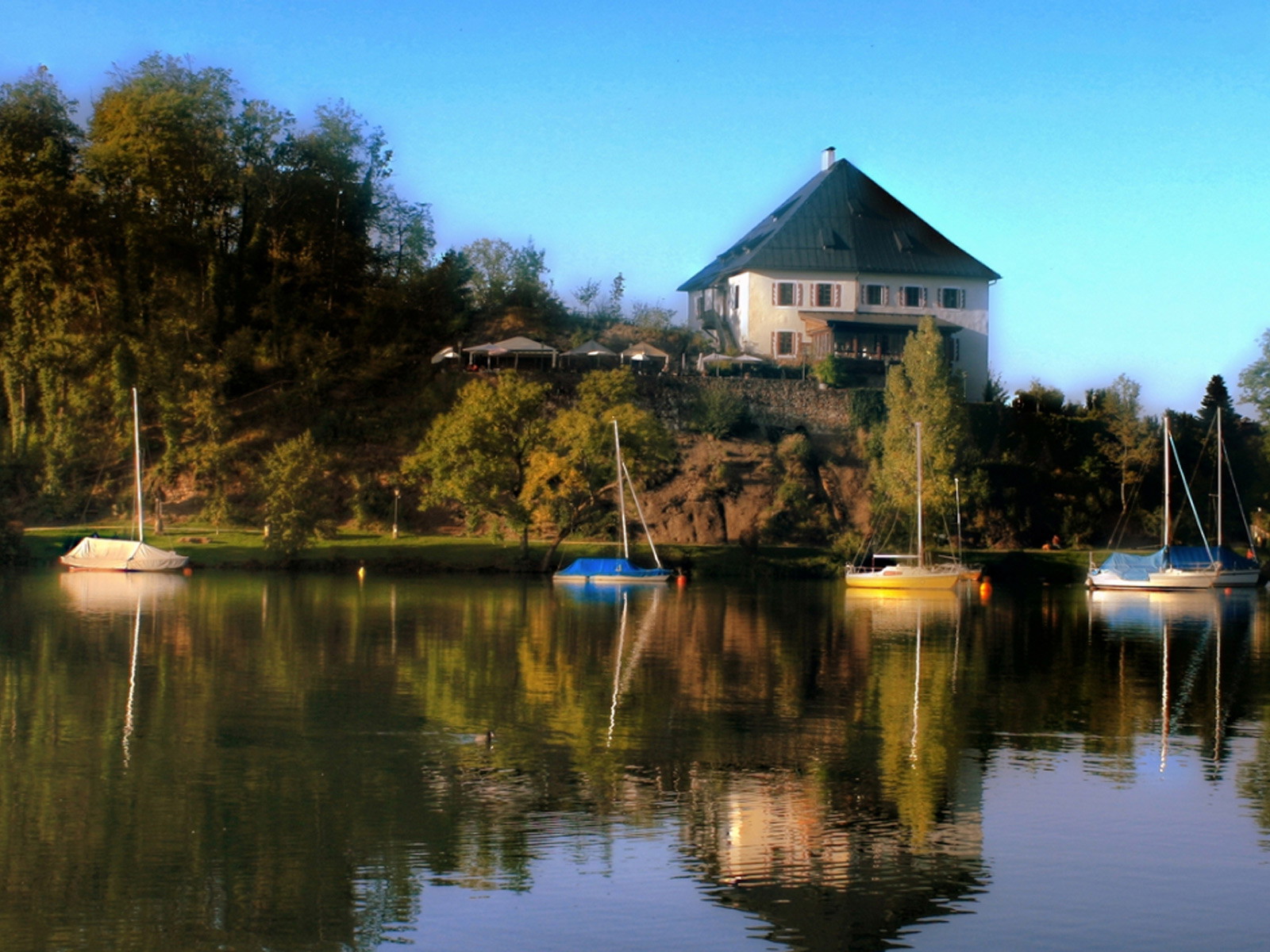 Das&nbsp;Schloss Mattsee punktet mit einer idyllischen Lage.