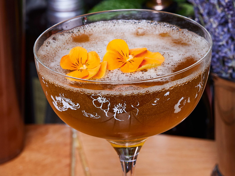 Brandy mit Haselnuss-Likör und Champagner: der richtige Drink für heiße Tage.