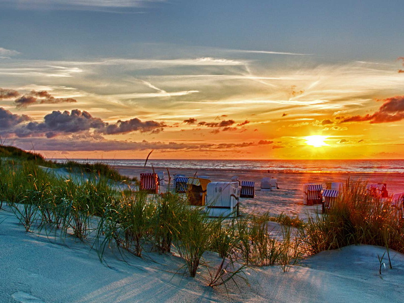 Auch in Deutschland geht die Sonne im Meer unter – wie hier auf der Nordseeinsel Juist.