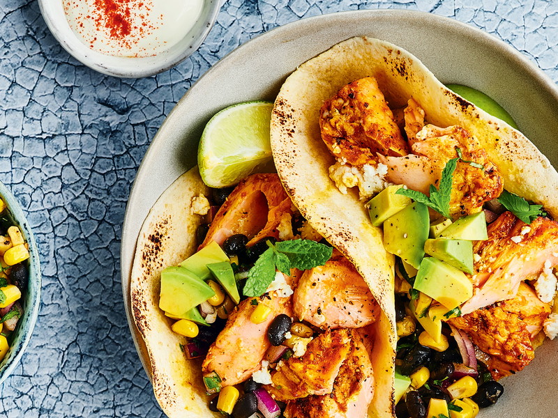 Bunter Augenschmaus: Tacos mit gegrilltem Lachs.