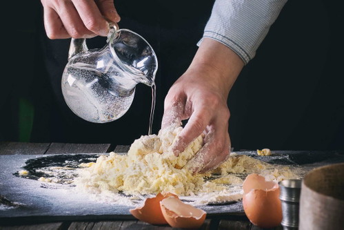 Alle Zutaten mit ­der Hand so lange vermischen, bis ­­ein grober Teig entsteht. 
