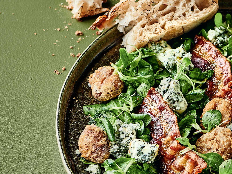 Salat getoppt mit knusprigem Speck, Maroni und würzigem Käse – was will man mehr?