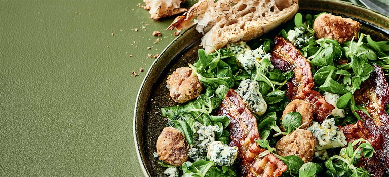 Salat getoppt mit knusprigem Speck, Maroni und würzigem Käse – was will man mehr?