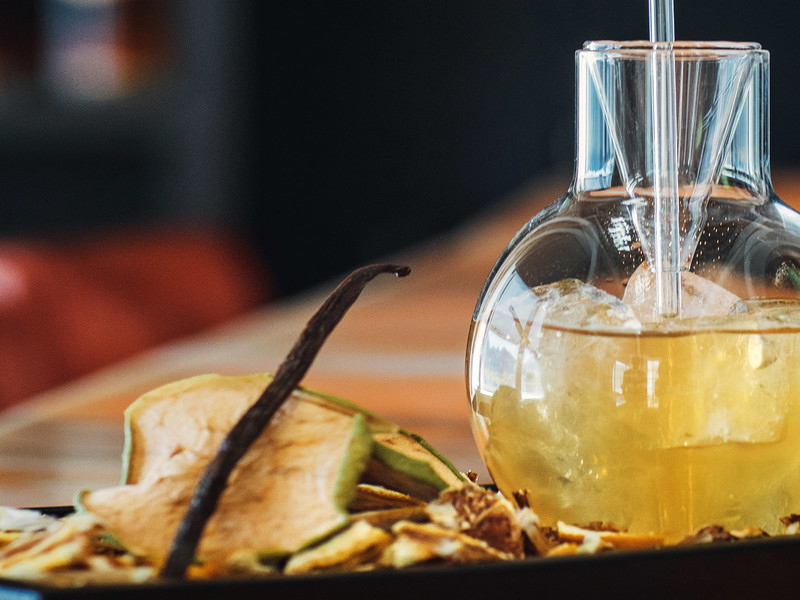 Der «We first» mit Brandy, Bourbon, Vanillesirup und Apfelsaft ist ein frischer Sommerdrink.
