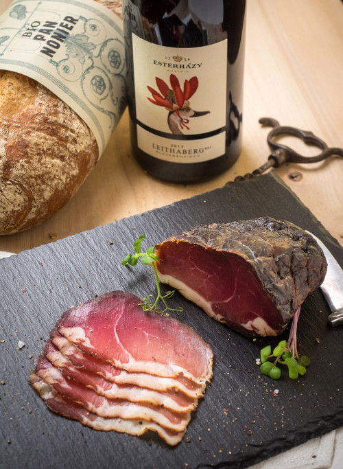 Wildspezialitäten und Wein.