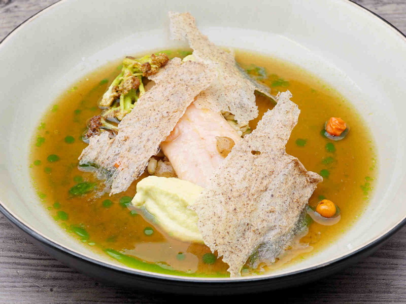 Der Fisch wird bei diesem Gericht sous-vide gegart.