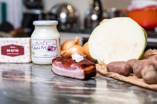 Zutaten für den Erdäpfelpuffer mit Sauerrahm Sauce und Speck Kraut.