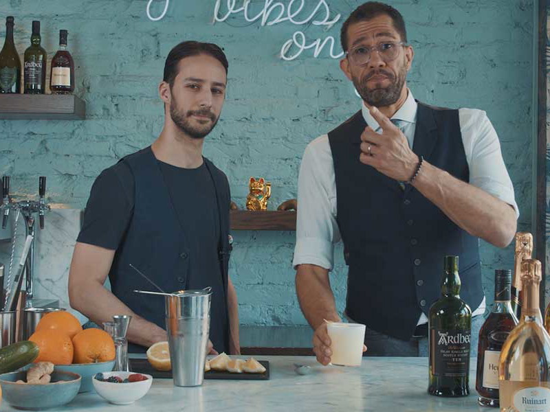 Hamza Bell und Julian Smith zeigen einen Ardbeg Smoky Sour.