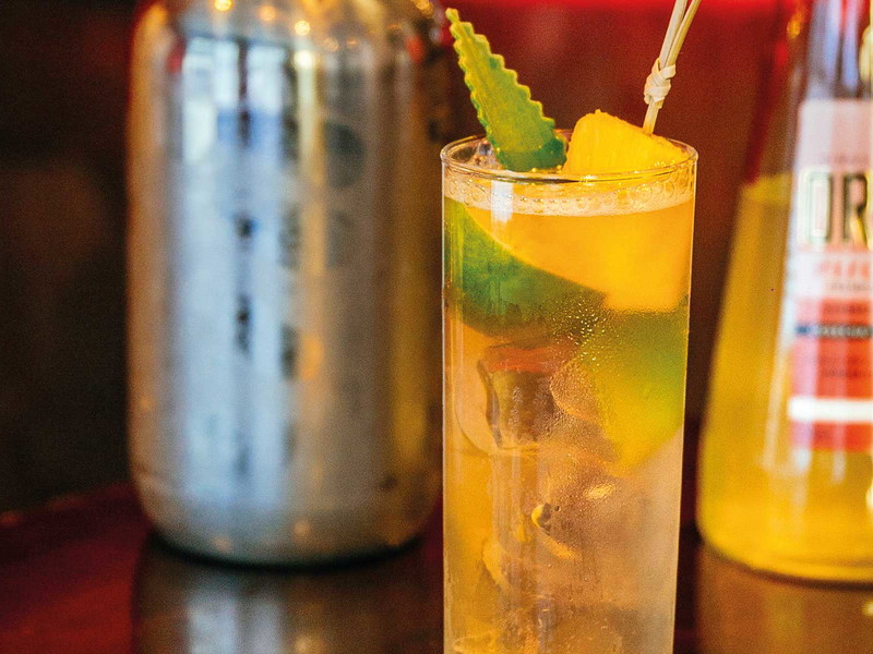 Ein exotischer Pisco mit Ananas und Kokoswasser.
