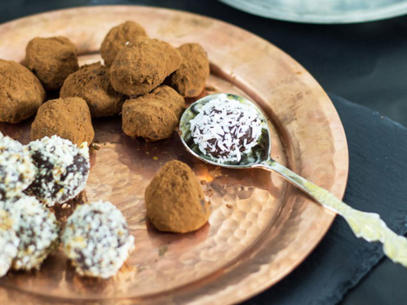Die Pralinen werden entweder in Kakaopulver oder Kokosraspeln gewälzt.