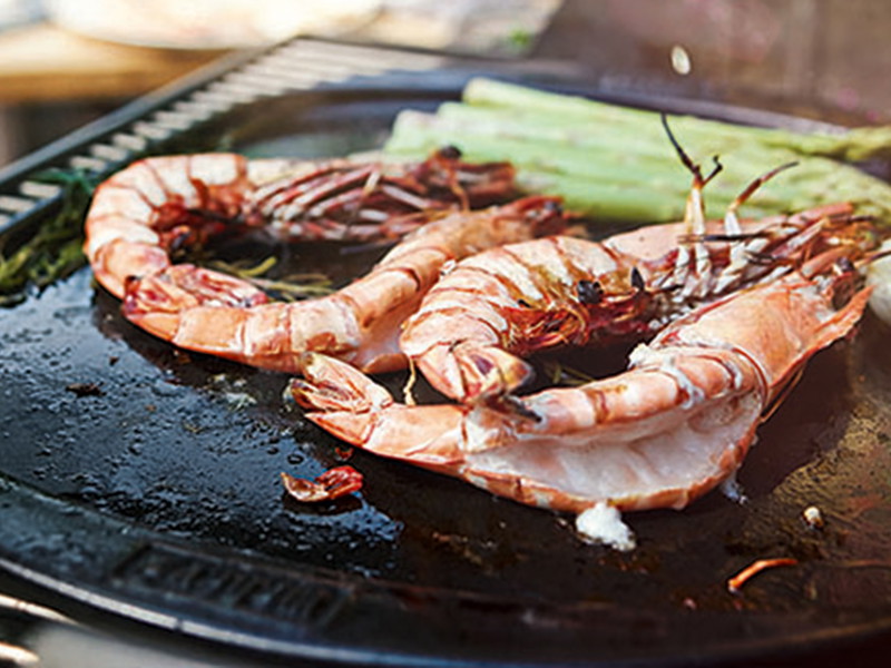 Gegrillte Garnelen auf einer Grillplatte