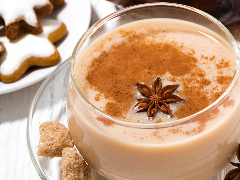 Der Chai ist ein indisches Getränk aus Schwarztee, Milch, Zucker und einer Gewürzmischung.