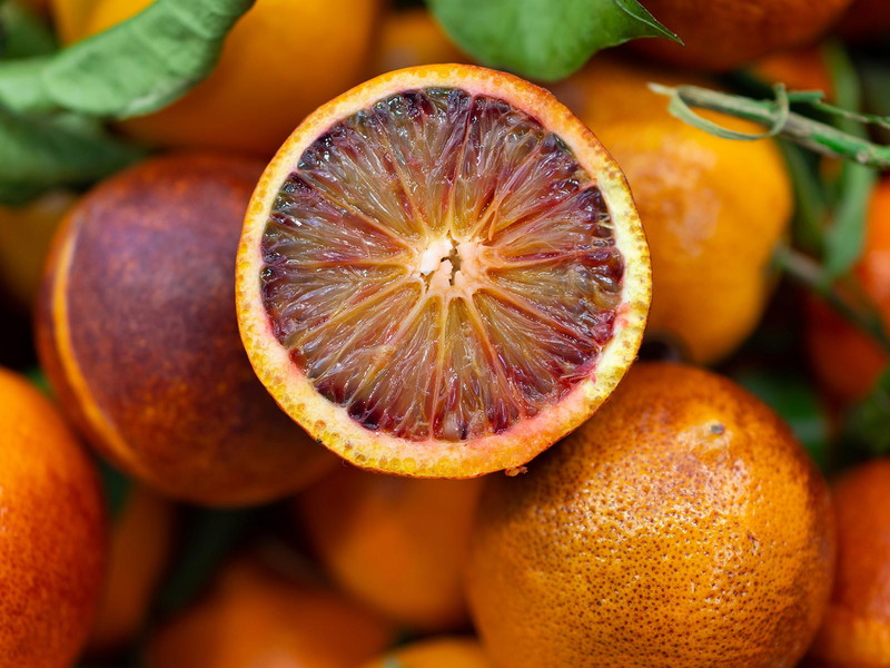 Das dunkelrot leuchtende Fruchtfleisch der Blutorange.