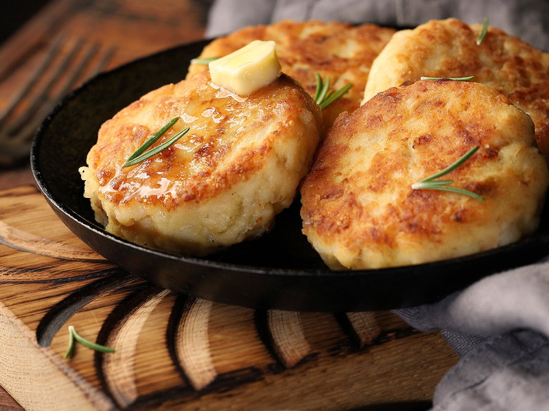 Sobald die Butter auf dem Fisch anfängt zu schmilzen, kann das Essen beginnen.