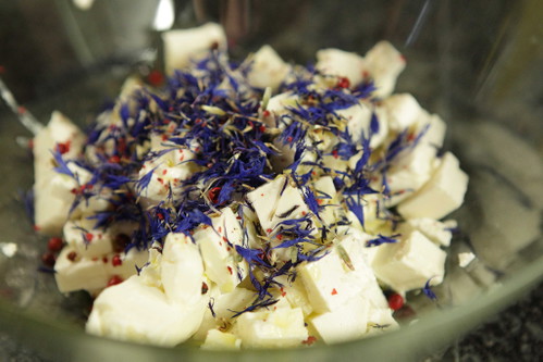 Fetakäse, Rosa-Pfefferbeeren und Kornblüten.