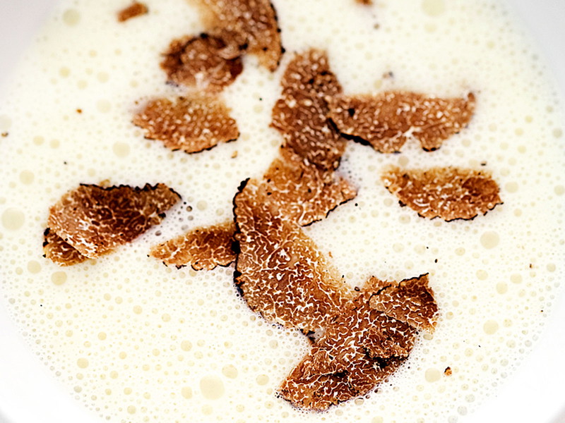 La zuppa genuina del top chef riceve un tocco in più dal tartufo fresco.