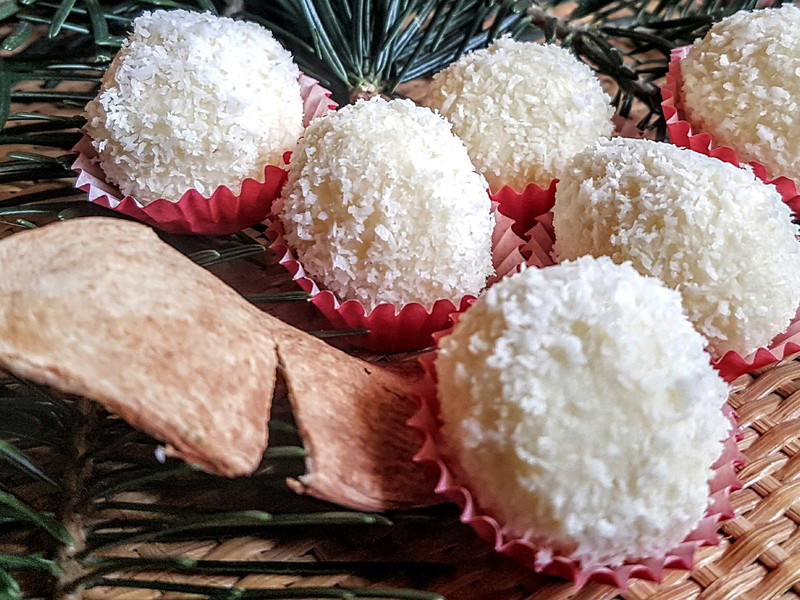 Die Kokos-Pralinen werden oft auch als »Raffaello«-Kugeln interpretiert.