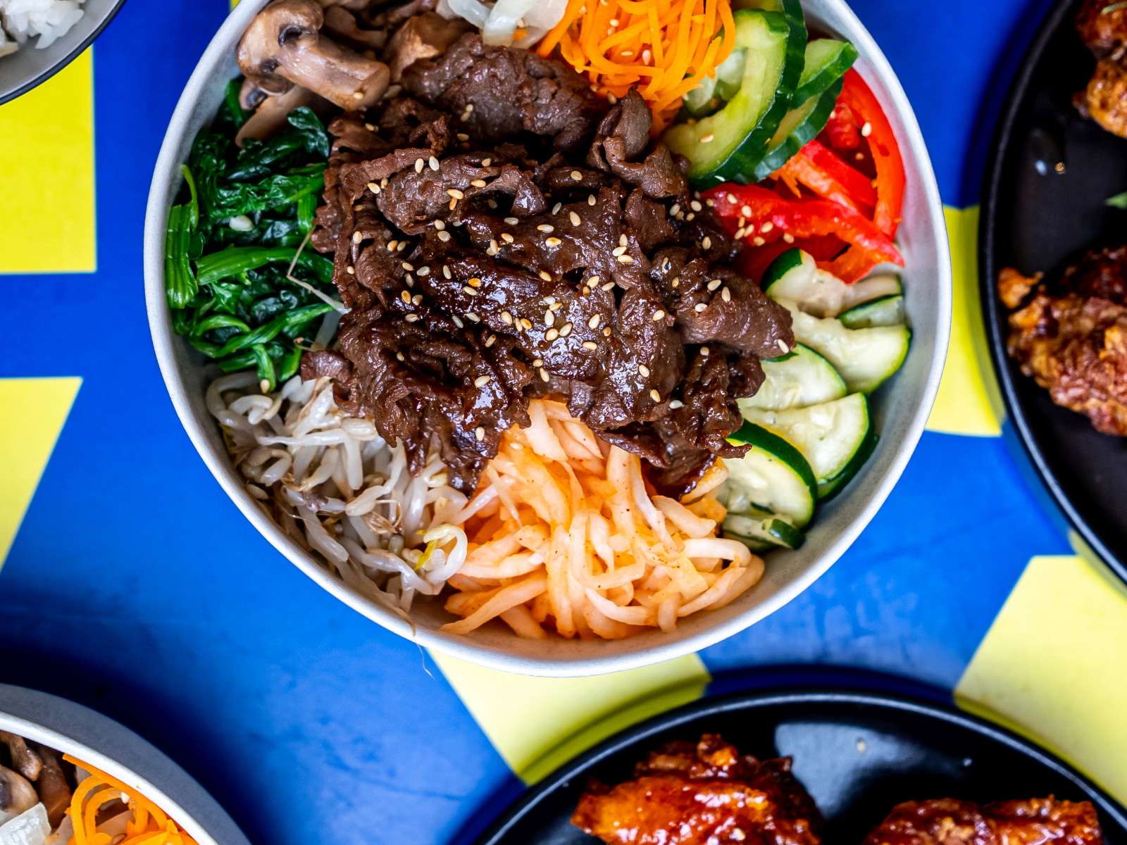 Kräftige Farben: Bulgogi Bibimbap ist eines der populärsten koreanischen Gerichte und vermutlich schon 500 Jahre alt – hier frisch zubereitet.