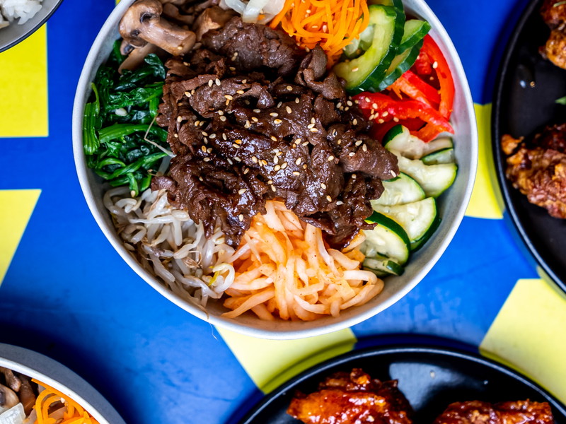 Kräftige Farben: Bulgogi Bibimbap ist eines der populärsten koreanischen Gerichte und vermutlich schon 500 Jahre alt – hier frisch zubereitet.