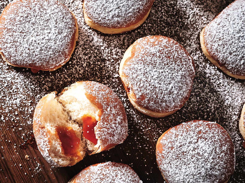 Bäckermeister Philipp Ströck hat seine Meisterarbeit über Krapfen geschrieben.