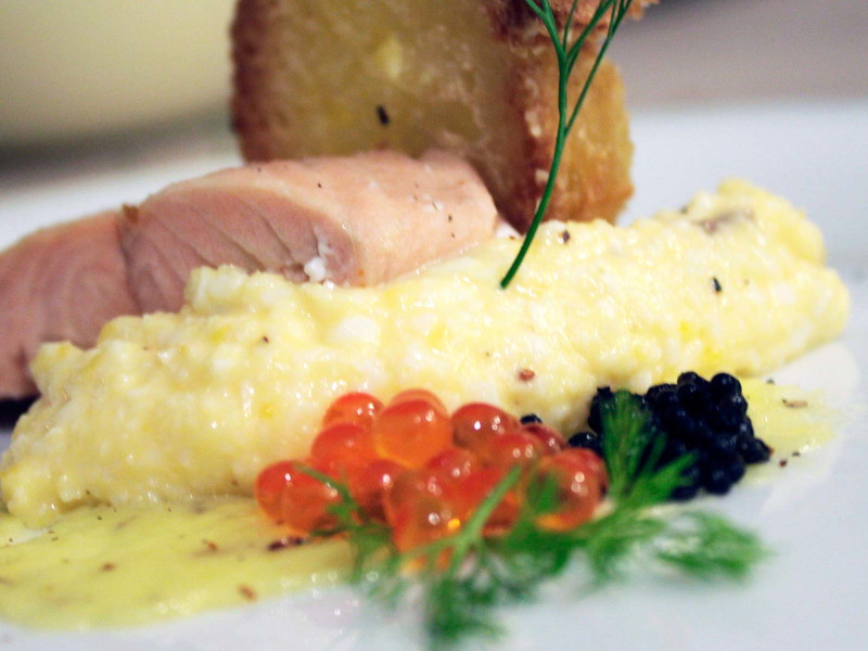 Pochierter Lachs, Kaviar und Russische Eier