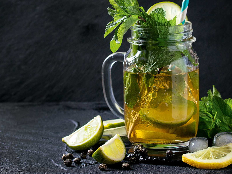 Die Limetten sind die perfekte Ergänzung zur süße des braunen Zuckers im Tee.