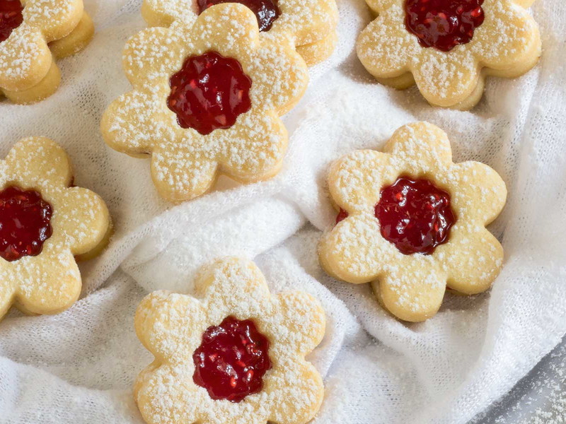 Traditionell werden Linzeraugen mit Ribisel- oder Himbeermarmelade gefüllt.&nbsp;