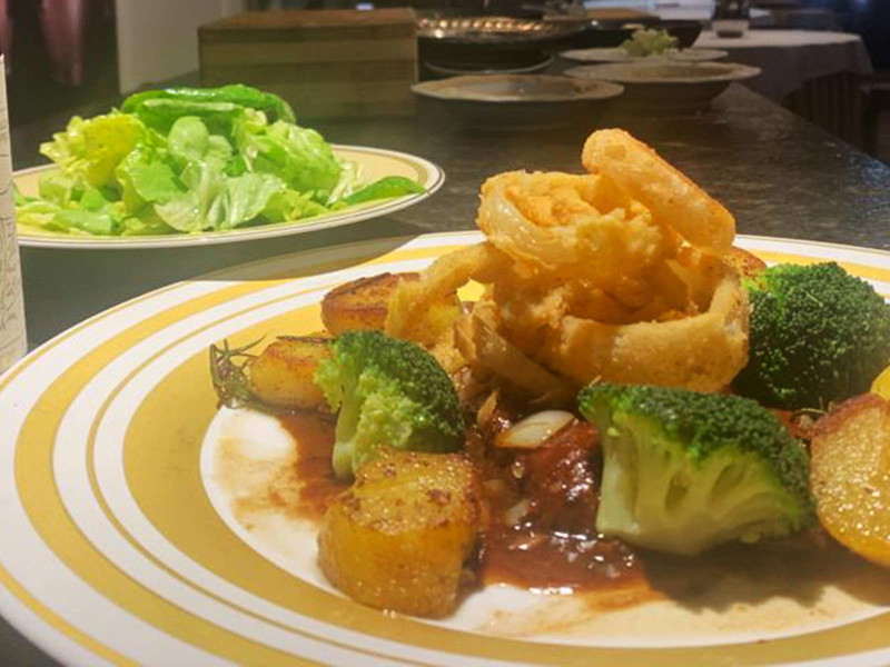 Zwiebelrostbraten mit Rösti und Salat