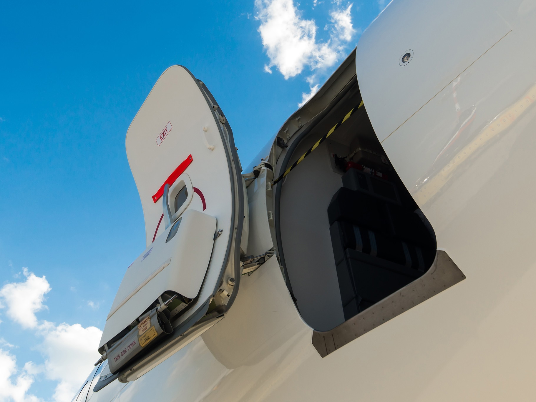 A nightmare for every passenger: the door of the aircraft opens during the flight ...