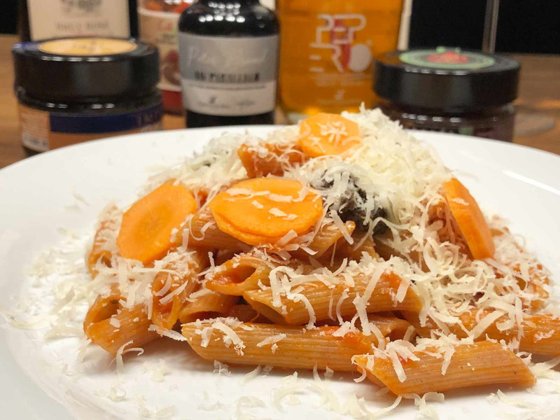 Penne All'Arrabbiata mit Karotten und Parmesan