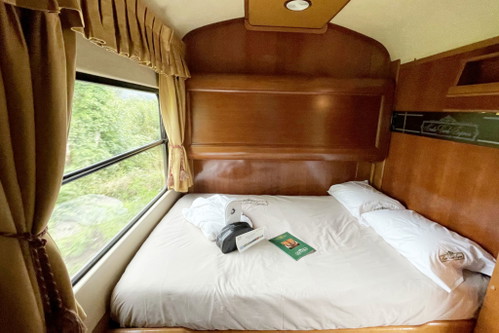 Geschlafen wird in Suiten mit geräumigem Bett und kleinem Badezimmer.