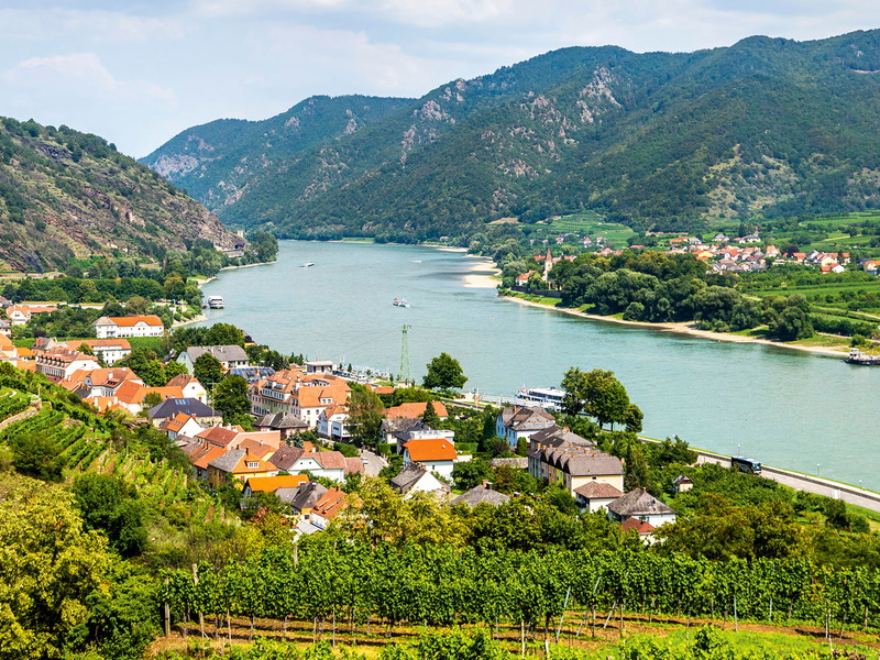 Blick von der Ruine Hinterhaus&nbsp;bei Spitz flussabwärts auf Arnsdorf&nbsp;am rechten Donauufer: Die Wachau erfindet sich gerade wieder einmal neu.