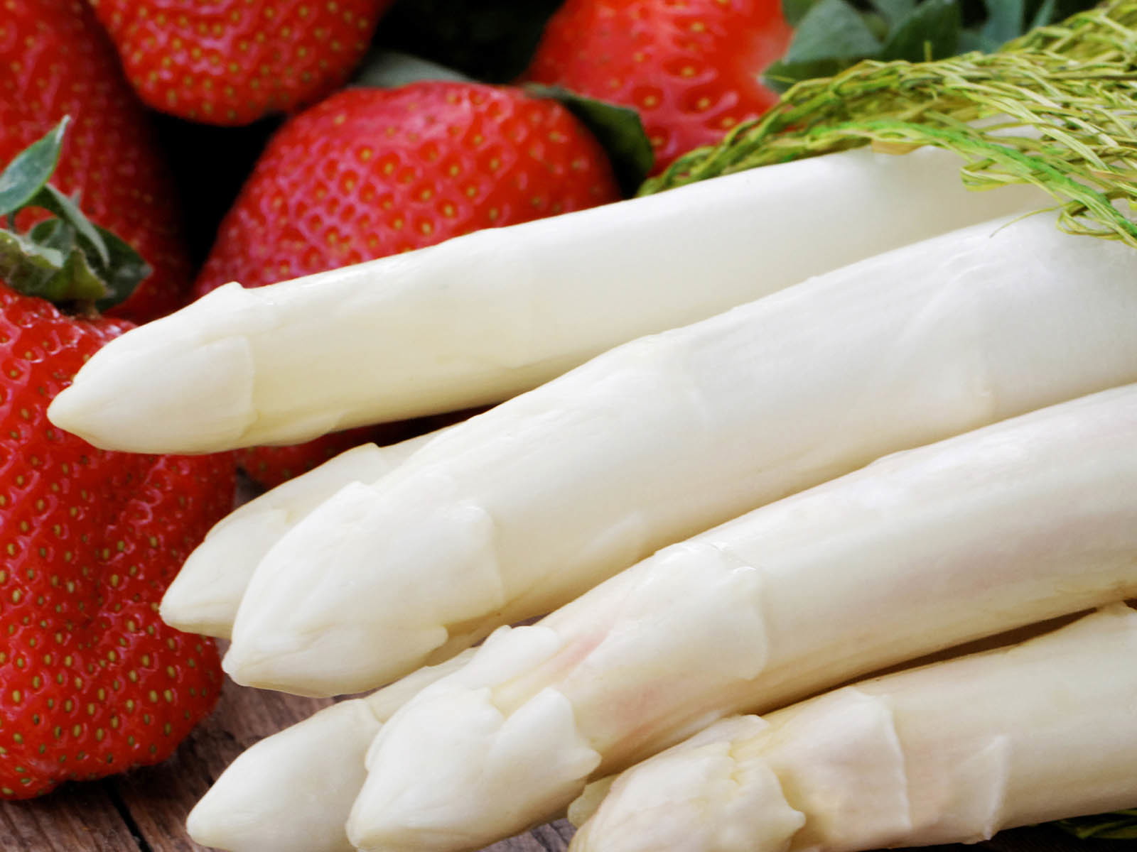 Auch auf dem Teller harmonieren Spargel und Erdbeeren wunderbar.