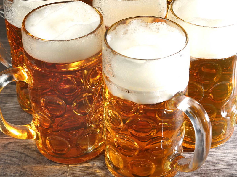 Statt Kölsch in 0,2-Liter-Stangen gibt es am Heumarkt in Köln jetzt Helles aus Maßkrügen.