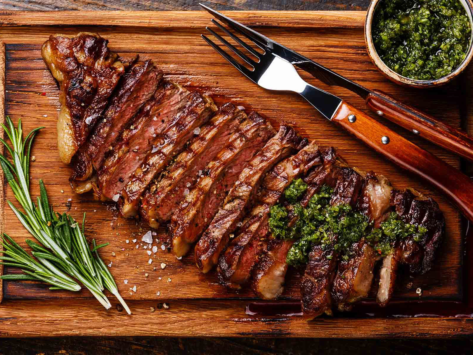 In Deutschland werden pro Jahr durchschnittlich rund 55 Kilogramm Fleisch pro Person verzehrt.