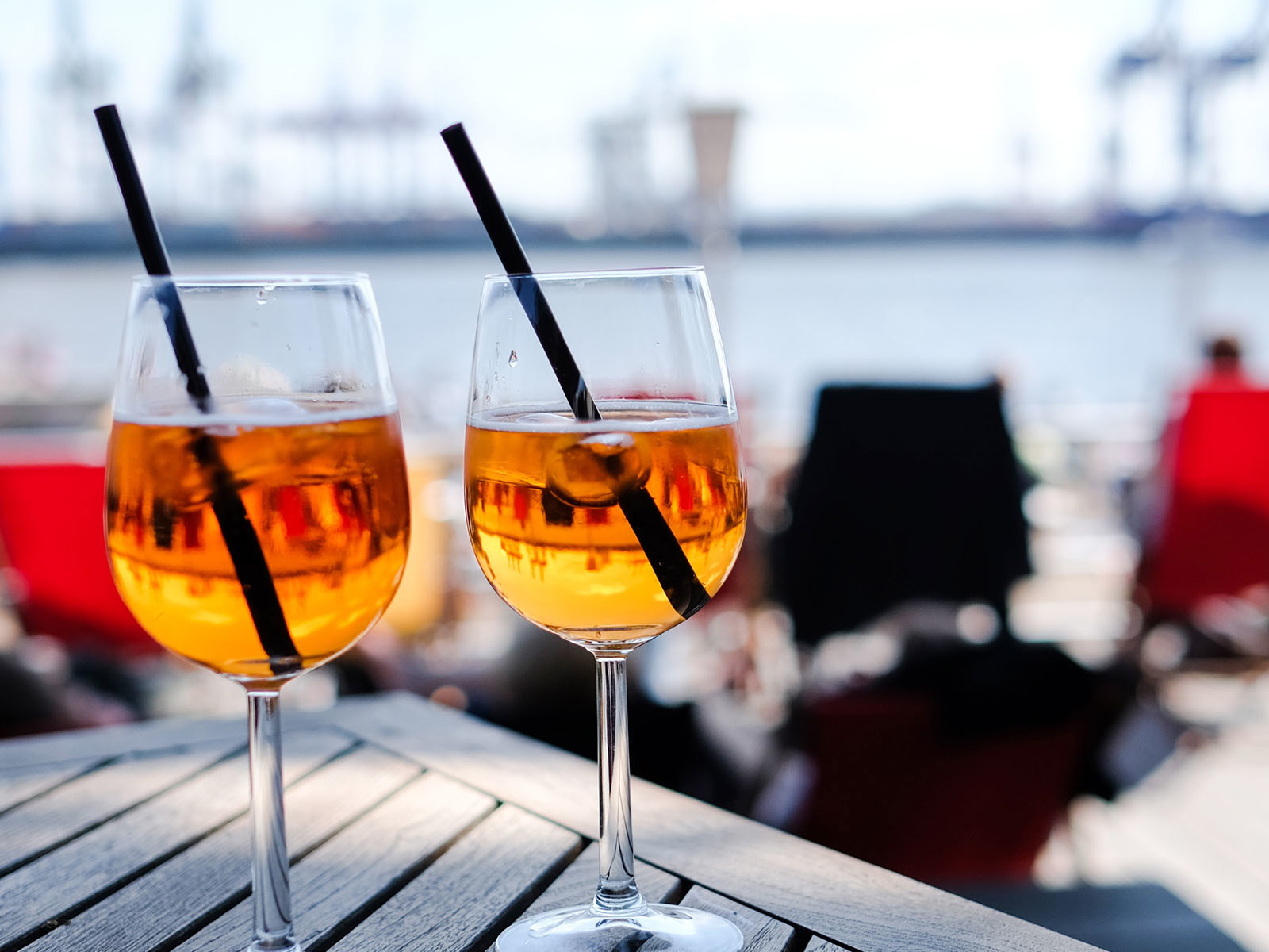 In Hamburg bieten viele Bars einen außergewöhnlichen Ausblick auf die Stadt oder das Wasser.