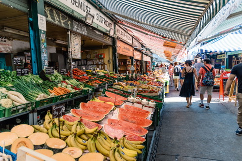 Der Naschmarkt ist inzwischen ein Touristen-Hotspot, shoppen und schmausen&nbsp;kann man hier aber nach wie vor ganz trefflich.