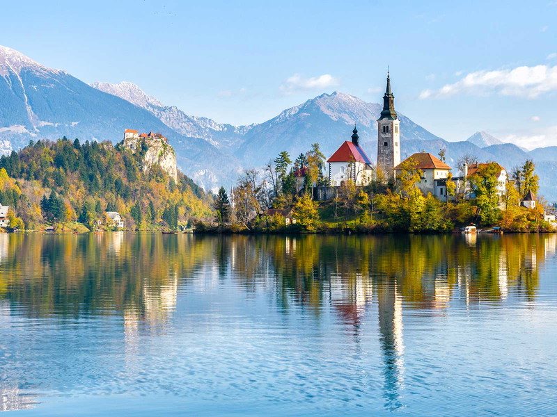 Die kleine Insel im See von Bled gilt als Wahrzeichen und ist beliebtes Ausflugsziel. 