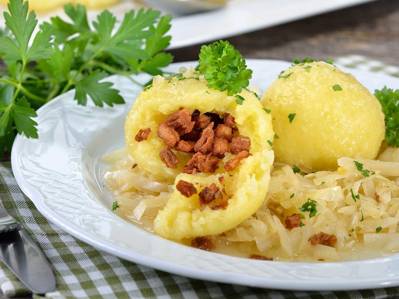 Grammelknödel werden gerne mit Kraut serviert, Thomas Hofer macht dazu einen Rahm-Radi-Salat.